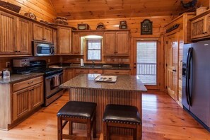 Fridge, microwave, oven, stovetop - Paradise Too | Ellijay, GA (Ellijay)