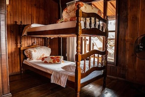 Dormitório compartilhado econômico, 1 quarto, banheiro compartilhado, vista para a praia | 1 quarto, Wi-Fi de cortesia, roupa de cama