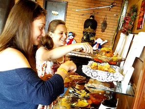 Café da manhã com buffet grátis todos os dias