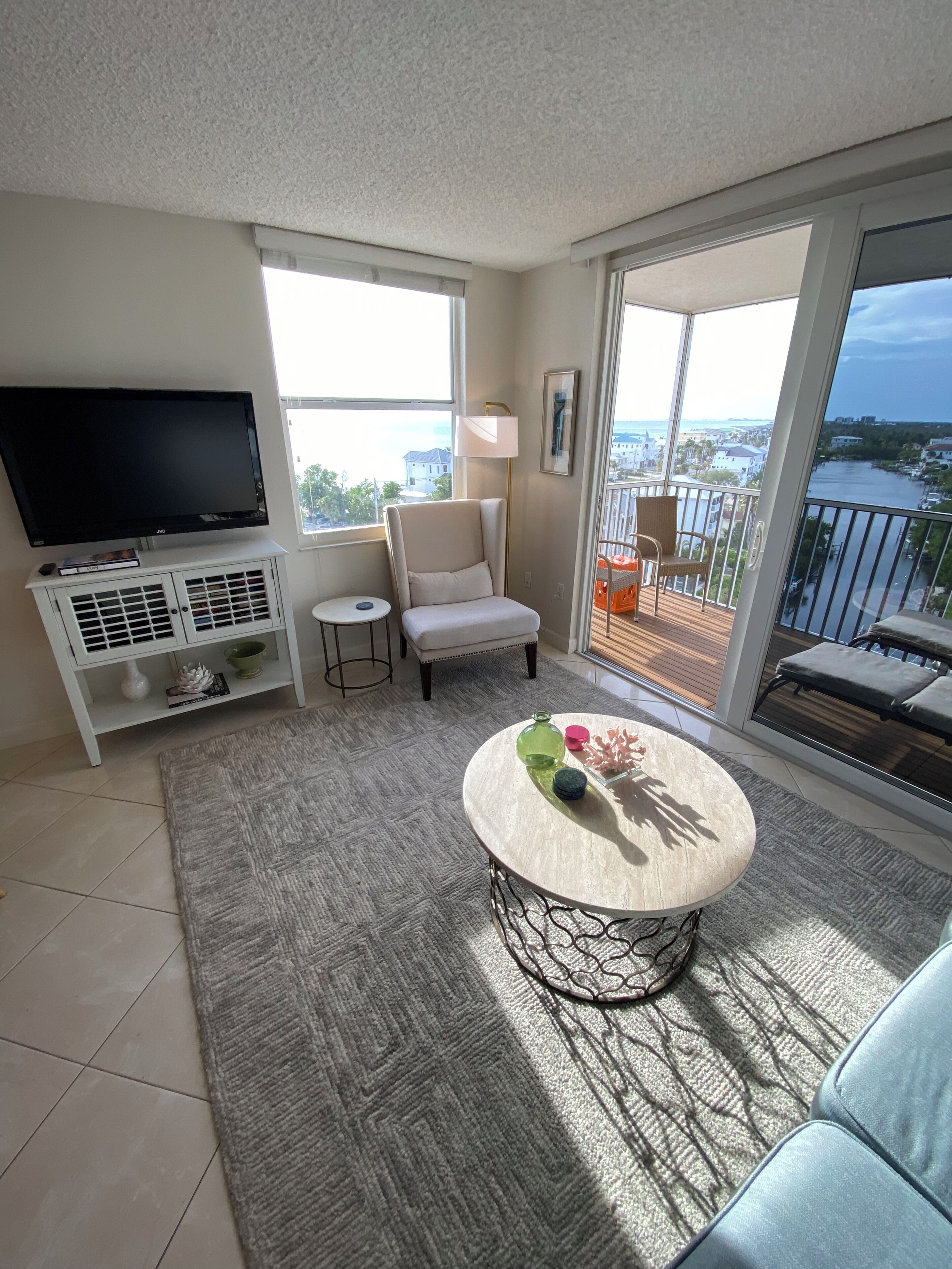 TV connectée, lecteur de DVD, livres