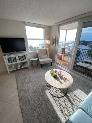 Älytelevisio, DVD-soitin, kirjoja