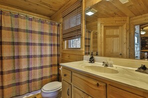 Shower, hair dryer, towels - Skyline | Ellijay, GA (Ellijay)