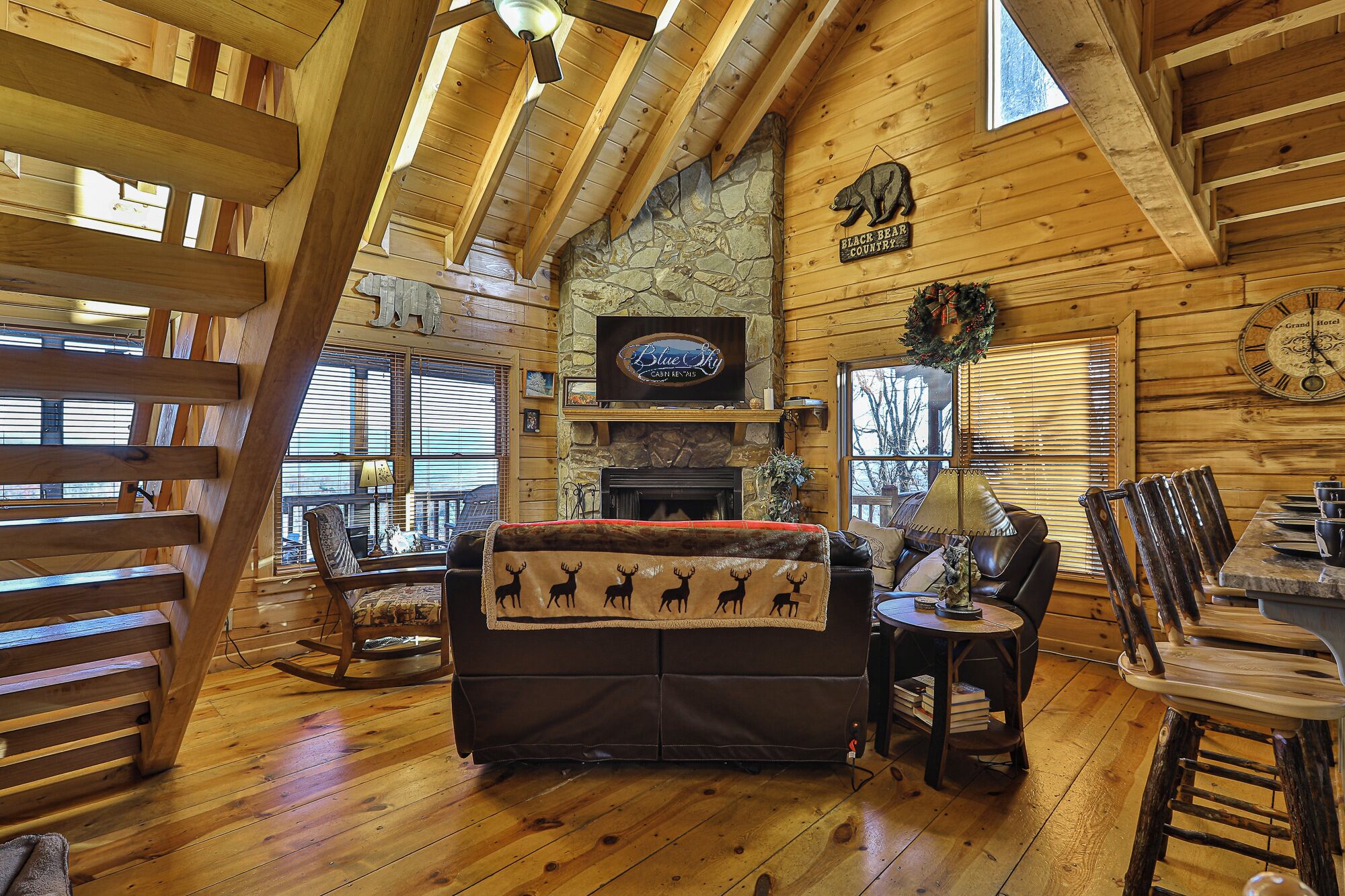 Smart TV, fireplace