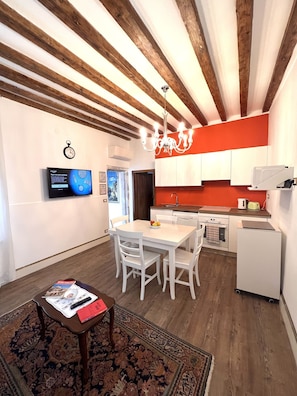 Frigorifero, microonde, forno, piano cottura