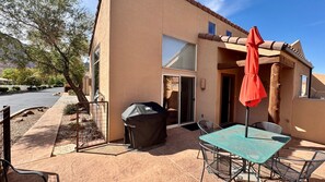 Outdoor dining - Moab Rim Views! I Garage I Pool & Hot Tub I Pet Friendly I Trailer Parking (Moab)