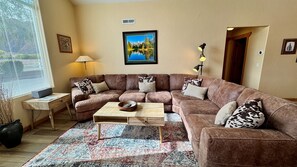 智能电视、壁炉、书