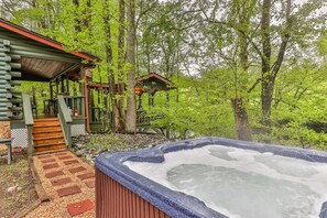 Outdoor spa tub - Creekside Reflections | Blue Ridge, GA (Blue Ridge)