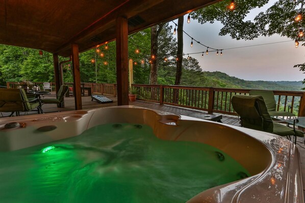 Outdoor spa tub - Eagle View Lodge | Ellijay, GA (Ellijay)