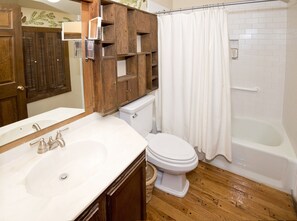 Kombination af bruser/badekar, hårtørrer, håndklæder