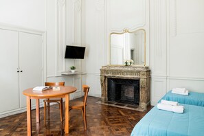 슈피리어 쿼드룸, 전용 욕실 | 객실 내 금고, 각각 다른 스타일의 인테리어, 각각 다르게 가구 비치, 무료 WiFi