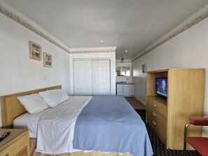 Standard Single Room, 1 Queen Bed | Bed sheets - Sandcastle Beachfront Inn (Westerly)
