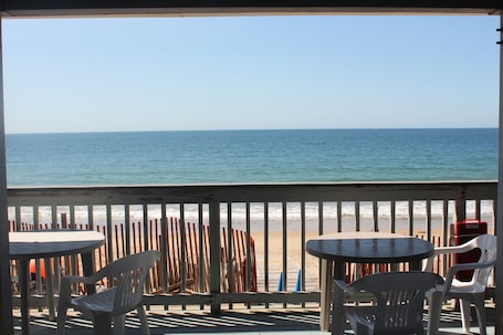 Vista do quarto. Sandcastle Beachfront Inn