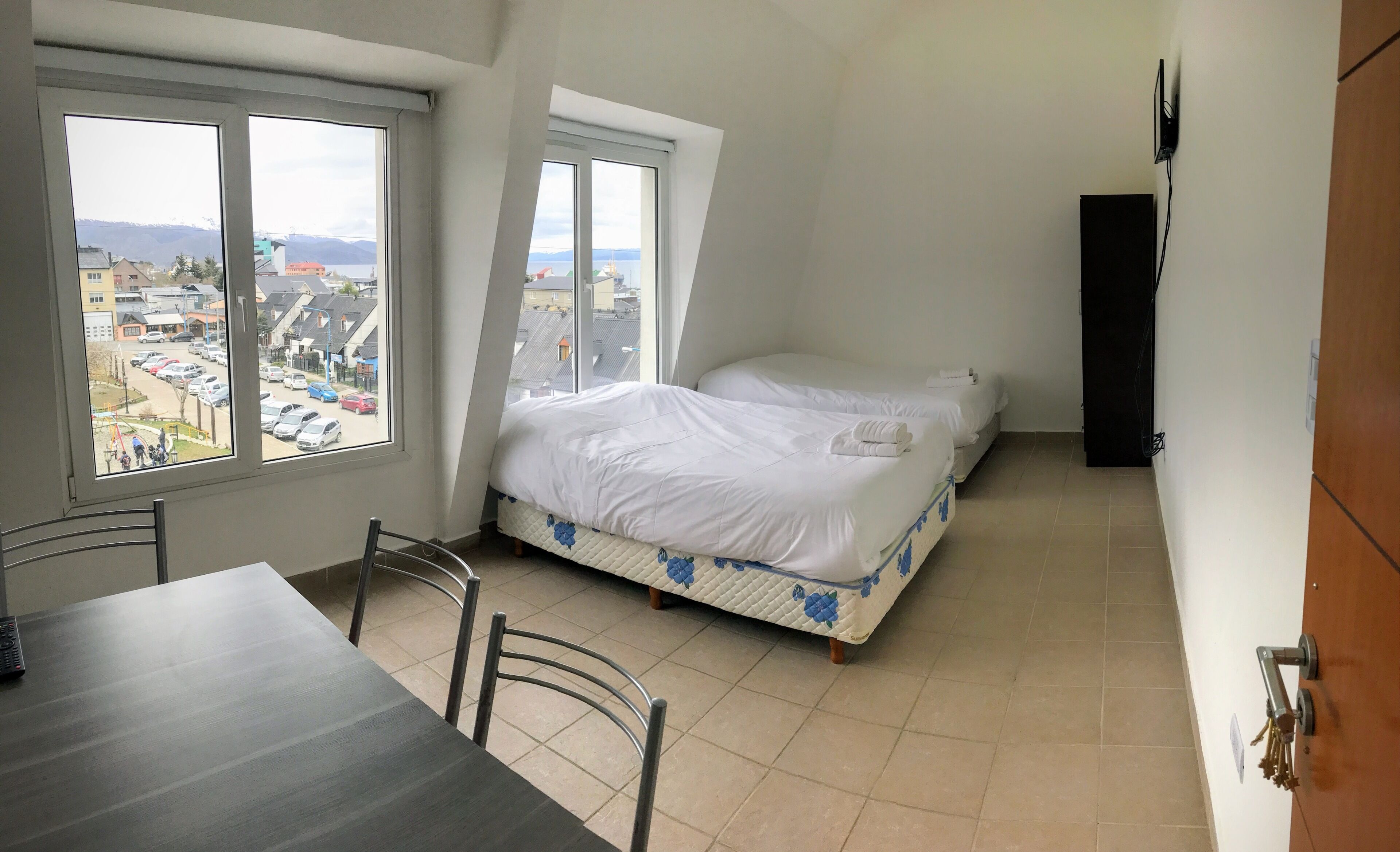 Peralatan tempat tidur premium, meja, Wi-fi percuma, cadar katil 