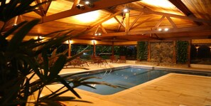 Hồ bơi trong nhà, 2 hồ bơi ngoài trời, ghế dài tắm nắng