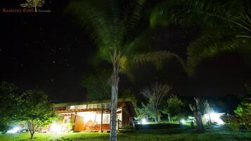 Fachada da propriedade à noite