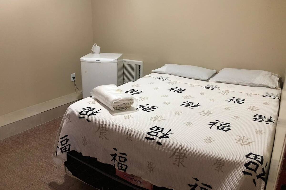 Quarto casal econômico, 1 cama Queen, para não fumantes | Frigobar, escrivaninha, ferros/tábuas de passar roupa, Wi-Fi de cortesia
