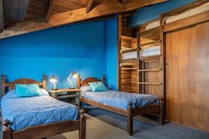 Standard-Zweibettzimmer, Gemeinschaftsbad | 1 Schlafzimmer, individuell dekoriert, Verdunkelungsvorhänge