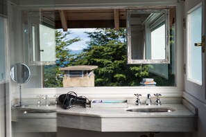 Ducha, artículos de tocador gratuitos, secador de pelo, toallas