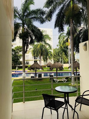 Departamento de diseñador, 2 habitaciones, vista a la alberca, junto a la alberca | Balcón