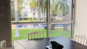 Design-Apartment, 2 Schlafzimmer, Poolblick, Poolseite | Essbereich im Zimmer