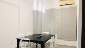 Design-Apartment, 2 Schlafzimmer, Poolblick, Poolseite | Essbereich im Zimmer