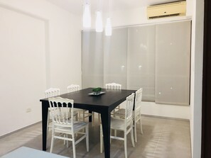 디자인 아파트, 침실 2개, 수영장 전망, 풀사이드 | 객실 내 식사 공간