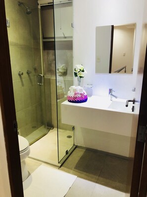 Departamento de diseñador, 2 habitaciones, vista a la alberca, junto a la alberca | Baño | Regadera, regadera tipo lluvia, amenidades de baño gratuitas 