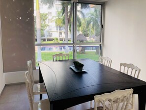 Design-Apartment, 2 Schlafzimmer, Poolblick, Poolseite | Essbereich im Zimmer