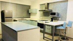 Design-Apartment, 2 Schlafzimmer, Poolblick, Poolseite | Eigene Küche | Wasserkocher mit Kaffee-/Teezubehör, großer Kühlschrank, Mikrowelle