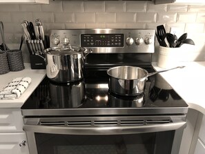 Apartamento executivo, 1 quarto, para não fumantes, cozinha | Cozinha privada | Geladeira, micro-ondas, fogão, cooktop