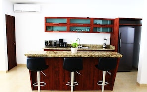 Appartement Deluxe | Cuisine privée | Réfrigérateur, micro-ondes, plaque de cuisson