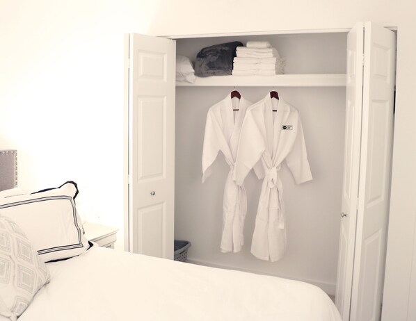 1 bedroom, premium bedding, desk, iron/ironing board - Prime One Bedroom Suite (Boston)