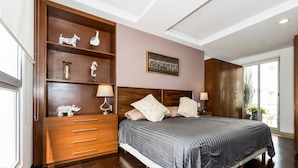 1 habitación, caja de seguridad en la habitación y escritorio 