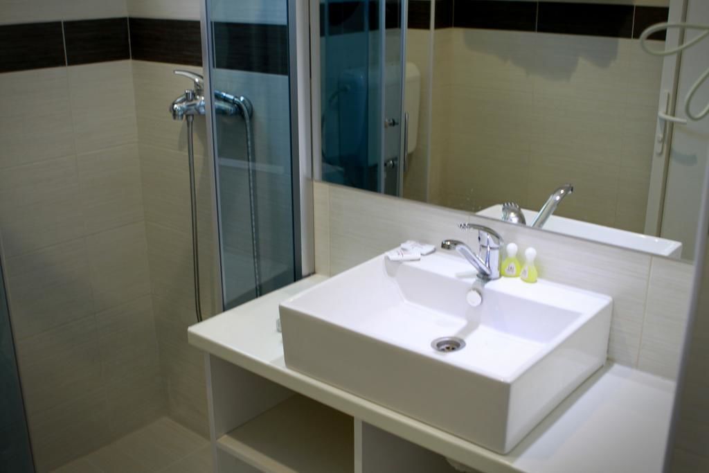 Shower, free toiletries