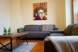 Apartment, 2 Bedrooms | Living room | LED TV - Creative Chicago Charm in Wicker Park (Chicago)