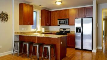 Business Apartment, Balcony, City View | Private kitchen | Fridge, microwave, oven, stovetop