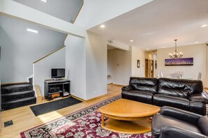 Family Duplex, Balcony | Living area | LED TV - The Irving Masterpiece near Wrigley Field (Chicago)