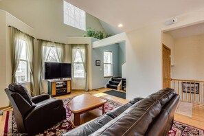 Family Duplex, Balcony | Living area | LED TV - The Irving Masterpiece near Wrigley Field (Chicago)