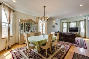 Family Duplex, Balcony | In-room dining - The Irving Masterpiece near Wrigley Field (Chicago)