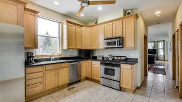 Family Duplex, Balcony | Private kitchen | Fridge, microwave, oven, stovetop