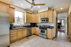 Family Duplex, Balcony | Private kitchen | Fridge, microwave, oven, stovetop - The Irving Masterpiece near Wrigley Field (Chicago)