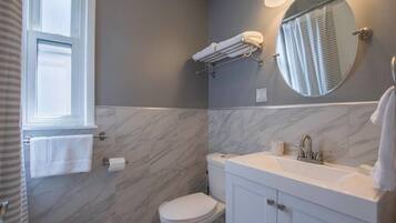 Family Apartment | Bathroom | Combined shower/tub, hair dryer