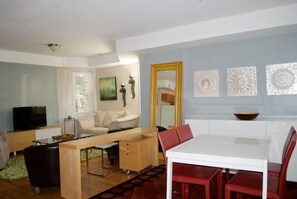 Family Duplex, Kitchen | Living area | LED TV - Fun-Loving Botanic Garden. Easy Access from Ohare (Chicago)