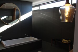 Executive House, 3 Bedrooms, Non Smoking | Bilik Mandi | Tab mandi dan pancuran berasingan, tab mandi rendaman dalam