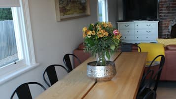 Executive House, 3 Bedrooms, Non Smoking | In-room dining