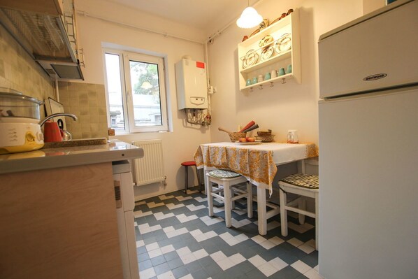 Apartment, Garden View | Private kitchen | Full-sized fridge, oven, stovetop, coffee/tea maker