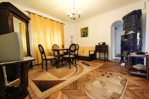 Apartment, Garden View | Living area | Flat-screen TV - Casa dell'Edera (Bucharest)