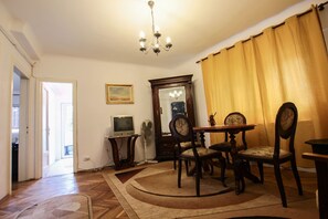 Apartment, Gartenblick | Wohnzimmer | Flachbildfernseher