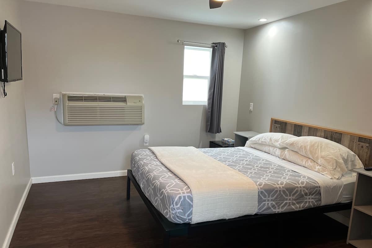 Iron/ironing board, free WiFi, bed sheets