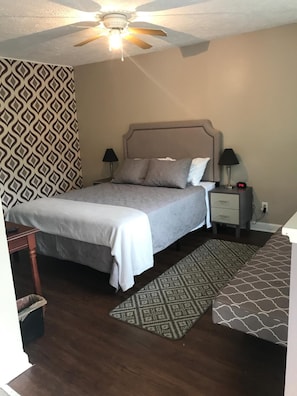 Tabla de planchar con plancha, wifi gratis y ropa de cama